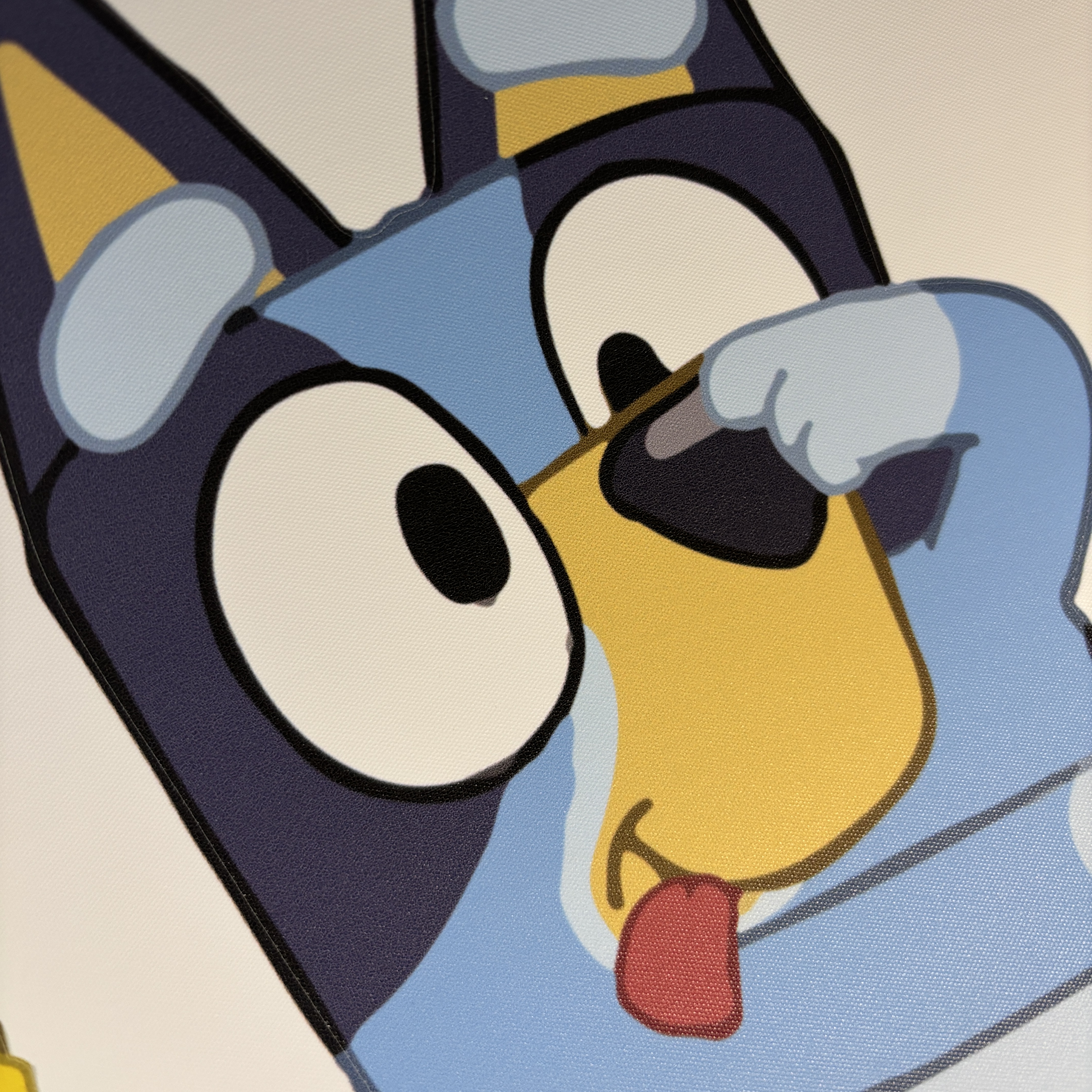 Textilná nálepka na stenu do detskej izby - Bluey - detail